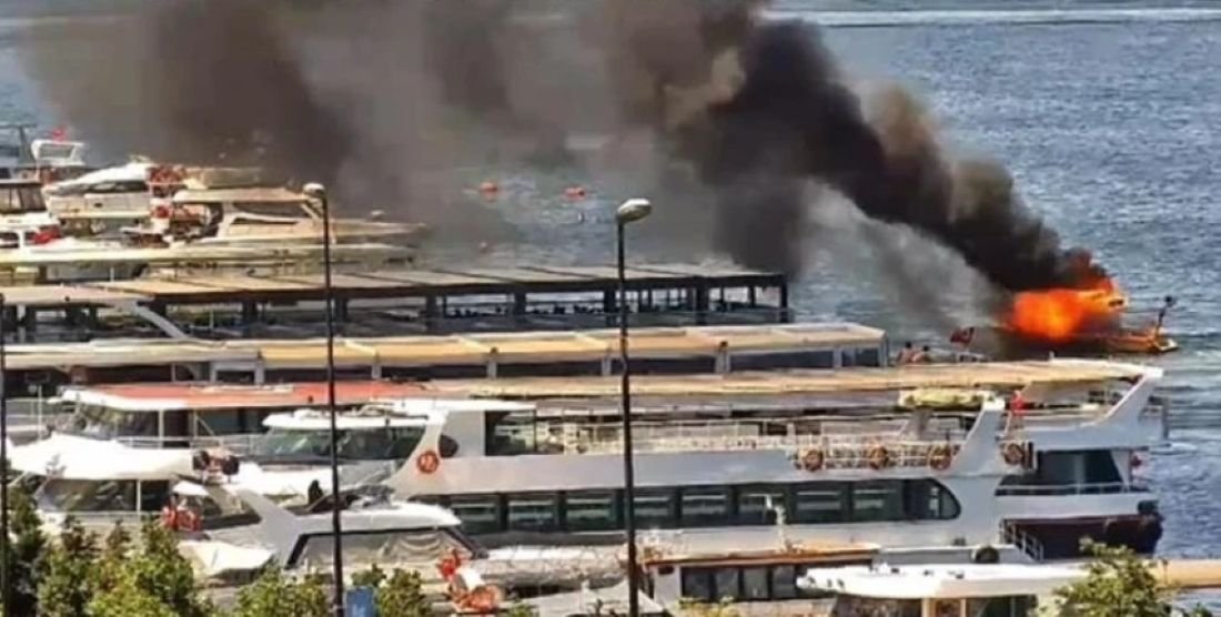 İstanbul Haliç'te Dalgıç Teknesi Alev Alev Yandı! Baba ve Oğlu Denize Atlayarak Kurtuldu