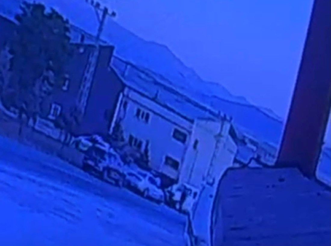 Tomarza'da Dehşet Anları Kamerada: Kaçmaya Çalışan Sürücü Yayalara Çarptı! 1 Ölü, 2 Yaralı