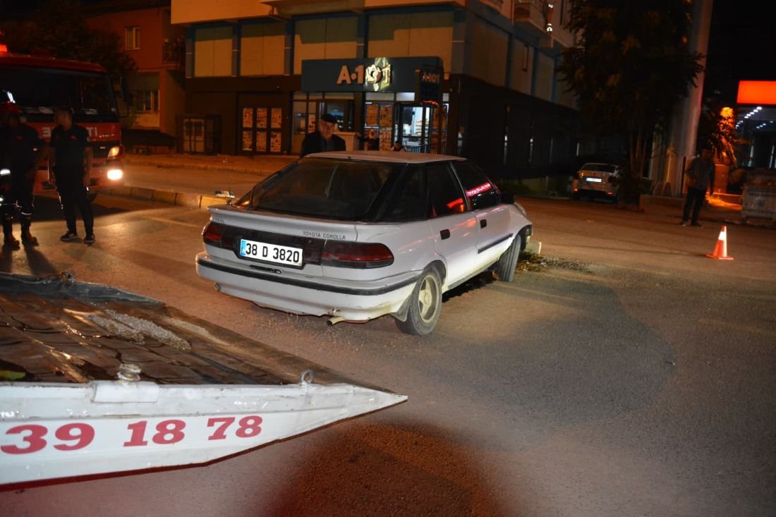 Yahyalı'da kontrolden çıkan otomobil kavşakta kaldırıma çarptı! Sürücü yaralandı
