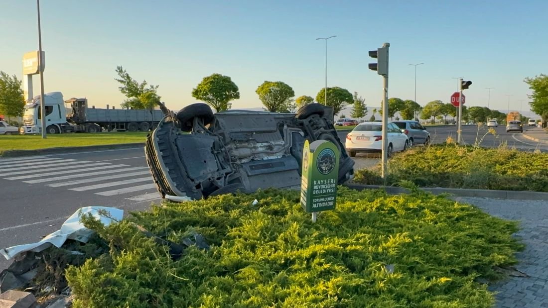 Sivas Bulvarı'nda Kaza! Hafif Ticari Araç ile Otomobil Çarpıştı 4 Kişi Yaralandı
