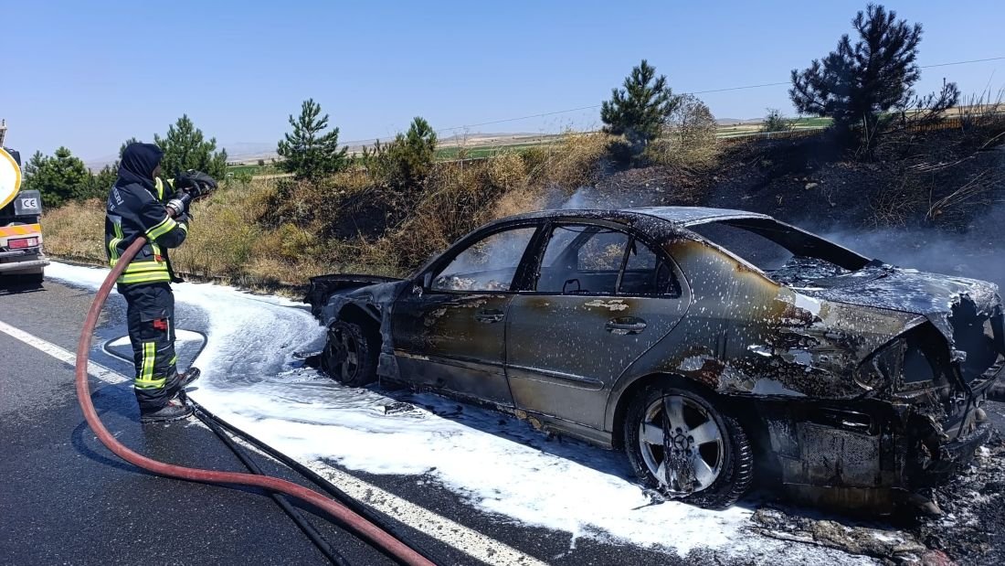 Tuzhisar'da Seyir Halindeki Otomobil Alev Aldı!  Motor Kısmından Başlayan Yangın Aracı Küle Çevirdi