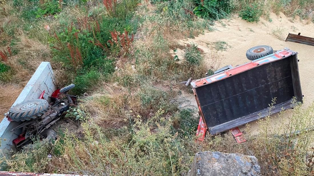 Sarıoğlan'da Arpa Yüklü Traktör Köprüden Düştü! Sürücü Yaralandı