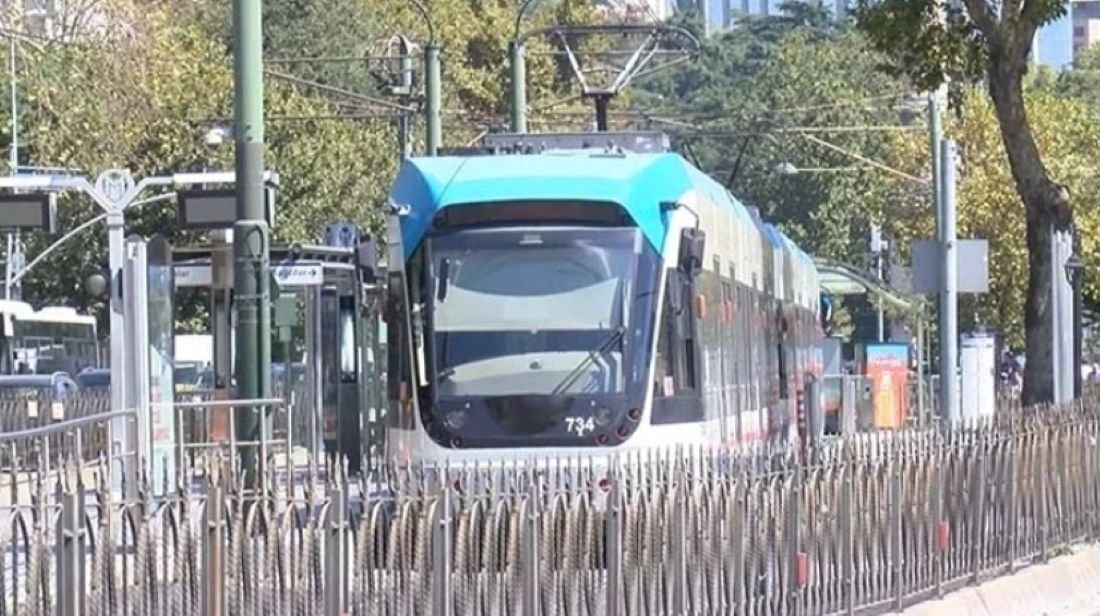 Beyoğlu’nda Tramvay Raydan Çıktı! Yolcular Tahliye Edildi