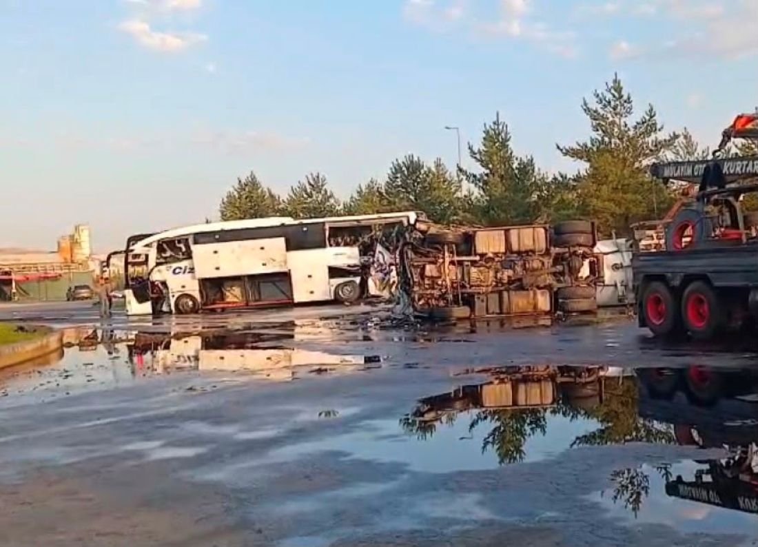 Sondakika... Kayseri’de yolcu otobüsü ile yakıt tankeri çarpıştı: 35 yaralı