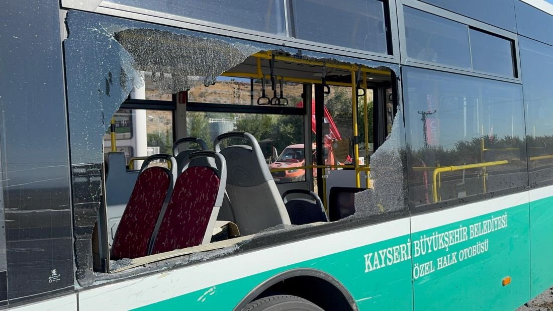 Kayseri-Niğde Yolunda Minibüs, Özel Halk Otobüsüne Arkadan Çarptı: 3 Yaralı