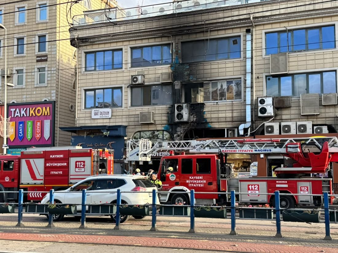 Kayseri’nin Melikgazi ilçesi Hunat Mahallesi Sivas Bulvarı’ndaki 2 katlı binada çıkan yangın, itfaiyenin yaklaşık yarım saatlik müdahalesiyle söndürüldü.
