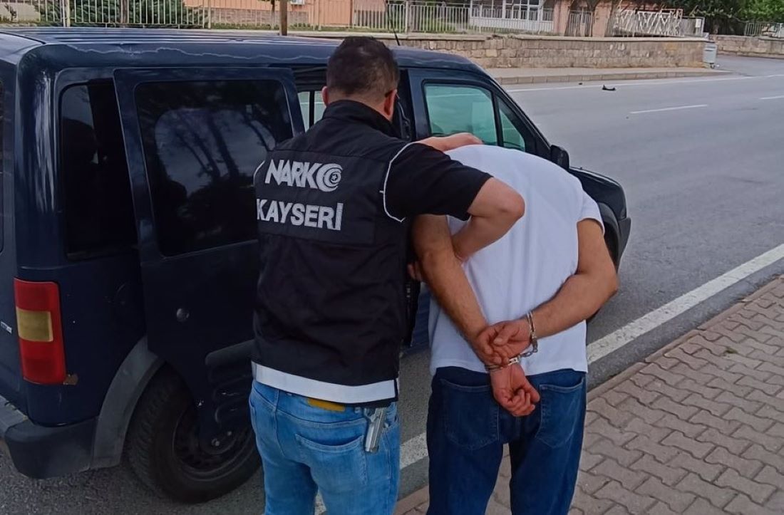 Uyuşturucu madde bulundurduğu tespit edilen 41 yaşındaki S.Ç., narkotik ekiplerinin yaptığı operasyonla yakalandı ve adli makamlarca tutuklandı.