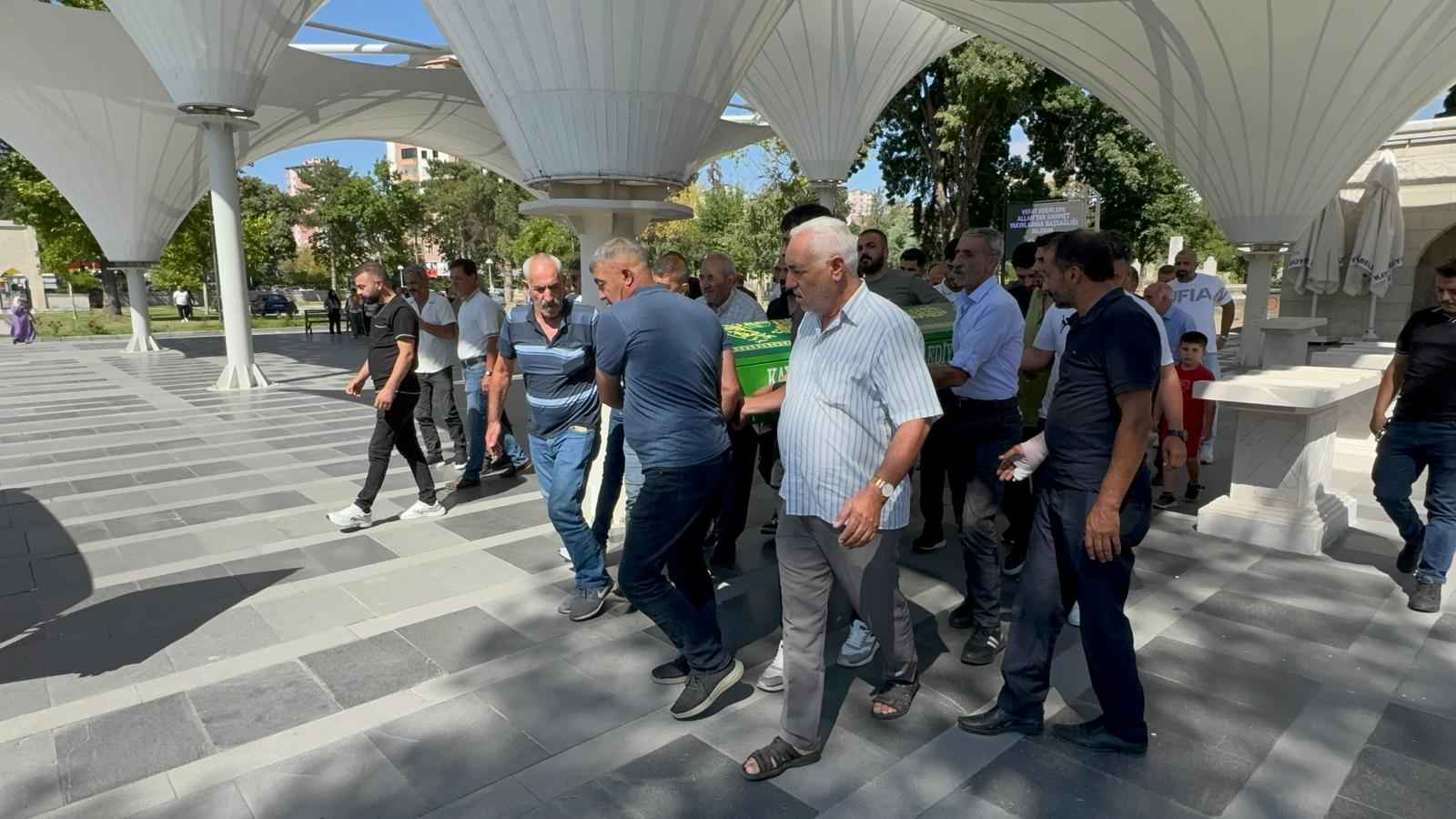 kayserinin-hunat-mahallesinde-2-gun-once-uvey-oglu-tarafindan-bicaklanarak-agir-yaralanan-47-yasindaki-mehmet-turkmen-tedavi-gordugu-hastanede-hayatini-kaybetti