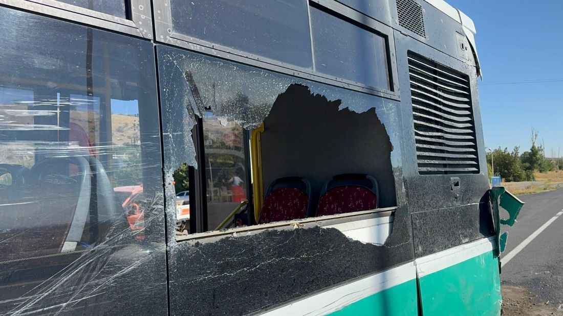 kayseri-nigde-yolunun-incesu-ilcesi-saraycik-mahallesi-yakinlarinda-minibusun-ozel-halk-otobusune-arkadan-carpmasi-sonucu-3-kisi-yaralandi