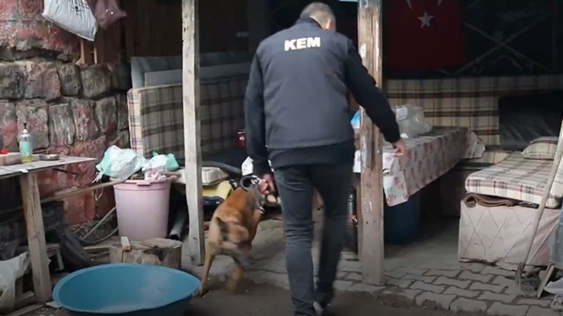 Kayseri İl Emniyet Müdürlüğü Narkotik Suçlarla Mücadele Şube Müdürlüğü ekiplerince, sokak satıcılarına yönelik 3 aylık teknik ve fiziki takip sonucu düzenlenen operasyonda 22 şüpheli cezaevine gönderildi.