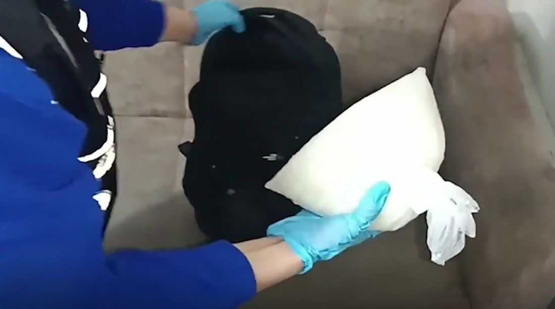 Kayseri’de sokak satıcılarına yönelik düzenlenen narkotik operasyonunda 950 gram uyuşturucu madde, ruhsatsız tabanca ve fişek ele geçirildi; 4 şüpheli tutuklandı.
