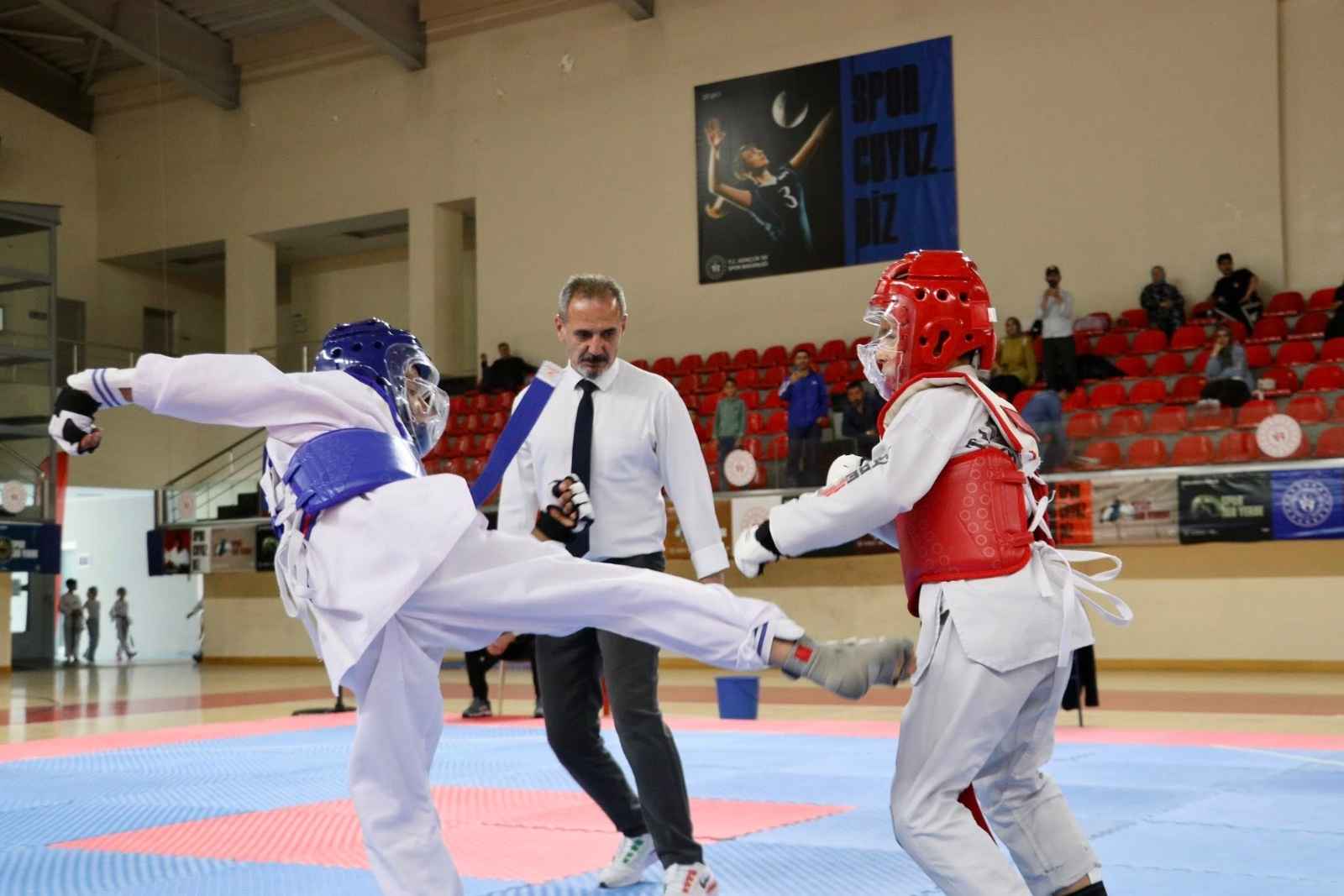 okul-sporlari-taekwondo-minikler-il-birinciligi-musabakalari-ataturk-spor-salonunda-duzenlenen-cekismeli-mucadelelerle-sona-erdi-gelecegin-sampiyon-adaylarinin-performanslari-alkis-toplarken-dereceye-giren-sporcular-madalyalarini-aldi