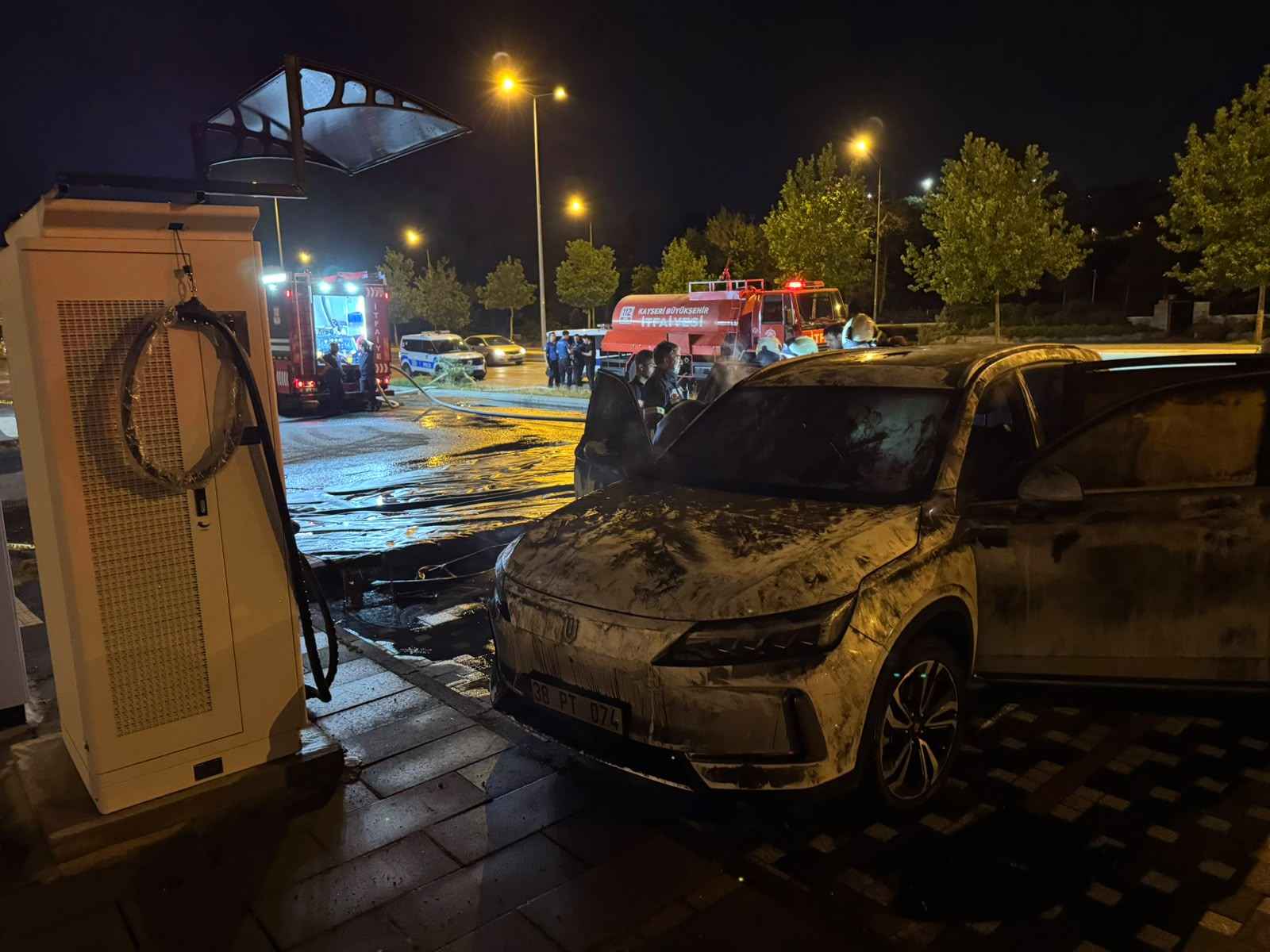 kayseride-sarj-istasyonunda-sarj-halindeki-elektrikli-otomobil-henuz-bilinmeyen-nedenle-alev-aldi-yaklasik-2-saat-suren-mudahalenin-ardindan-sondurulen-yanginda-arac-kullanilamaz-hale-gelirken-olayla-ilgili-inceleme-baslatildi