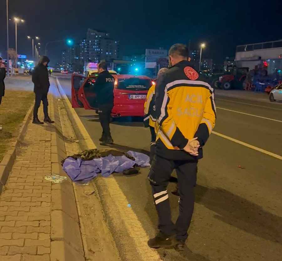 kayseride-trafik-teroru-dur-durak-bilmiyor-aksam-saatlerinde-anbar-mahallesinde-karsidan-karsiya-gecmeye-calisan-57-yasindaki-cigdem-m-bir-otomobilin-carpmasi-sonucu-olay-yerinde-feci-sekilde-can-verdi