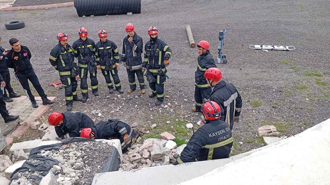 kayseri-osb-itfaiyesi-deprem-hazirliklari-kapsaminda-enkazda-arama-kurtarma-tatbikati-gerceklestirdi-egitime-itfaiyecilik-ogrencileri-de-katildi