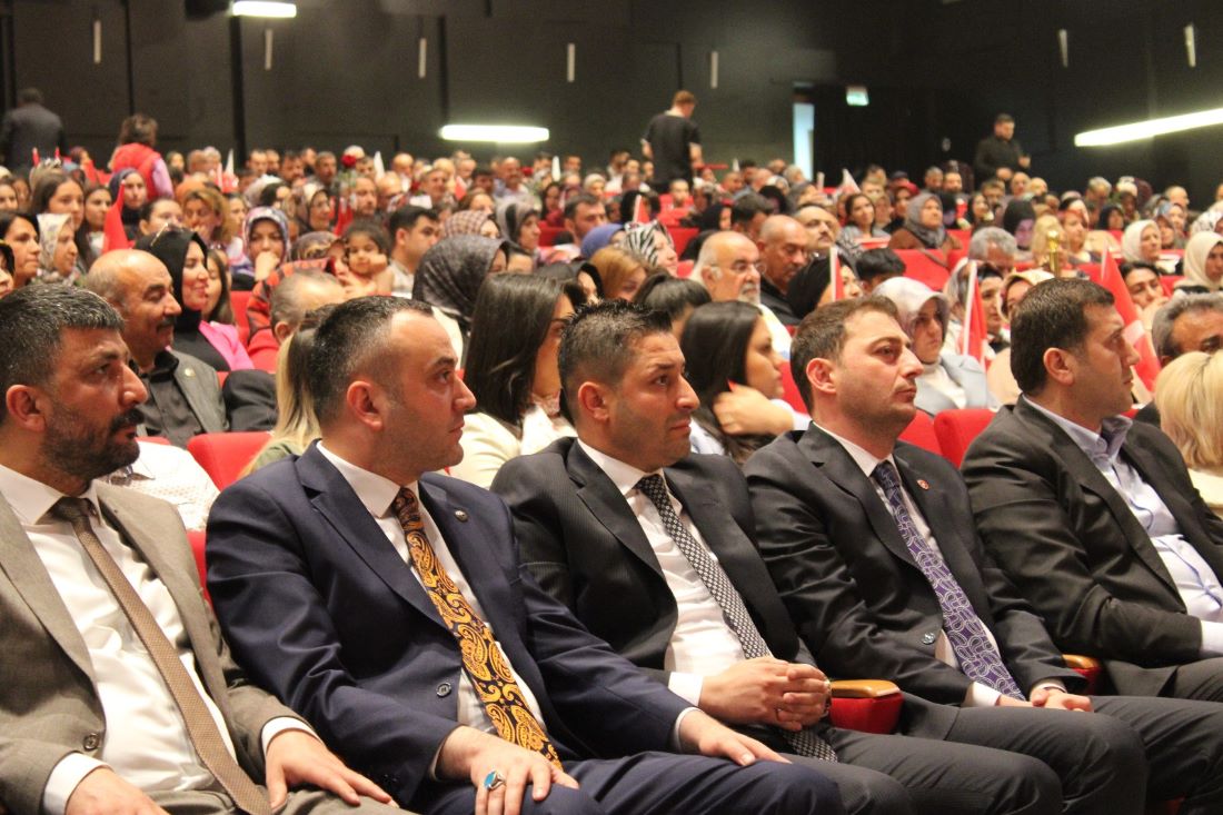 Milliyetçi Hareket Partisi (MHP) Kadın, Aile, Çocuk ve Engelli Politikaları (KAÇEP) İl Başkanlığı, Anneler Günü’nü anlamlı bir konserle kutladı. Kadir Has Kongre Merkezi'nde gerçekleştirilen etkinlikte Nihat Altındiş, Muzaffer Elitaş ve Atilla Yılmaz sahn