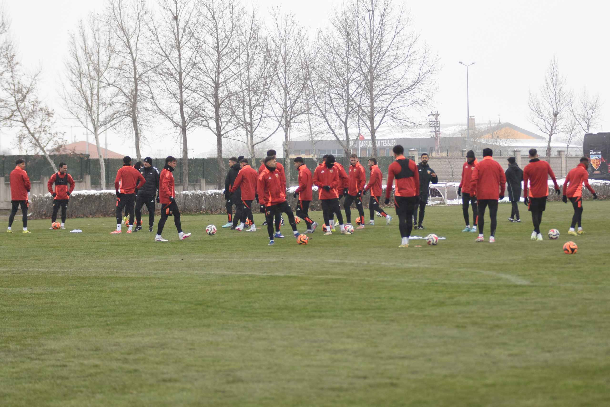 super-lig-ekibi-kayserispor-deplasmanda-karsilasacagi-genclerbirligi-maci-hazirliklarini-kar-yagisi-altinda-surdurdu-teknik-direktor-erling-moe-elimizden-gelen-en-iyi-mucadeleyi-gostermek-istiyoruz-dedi