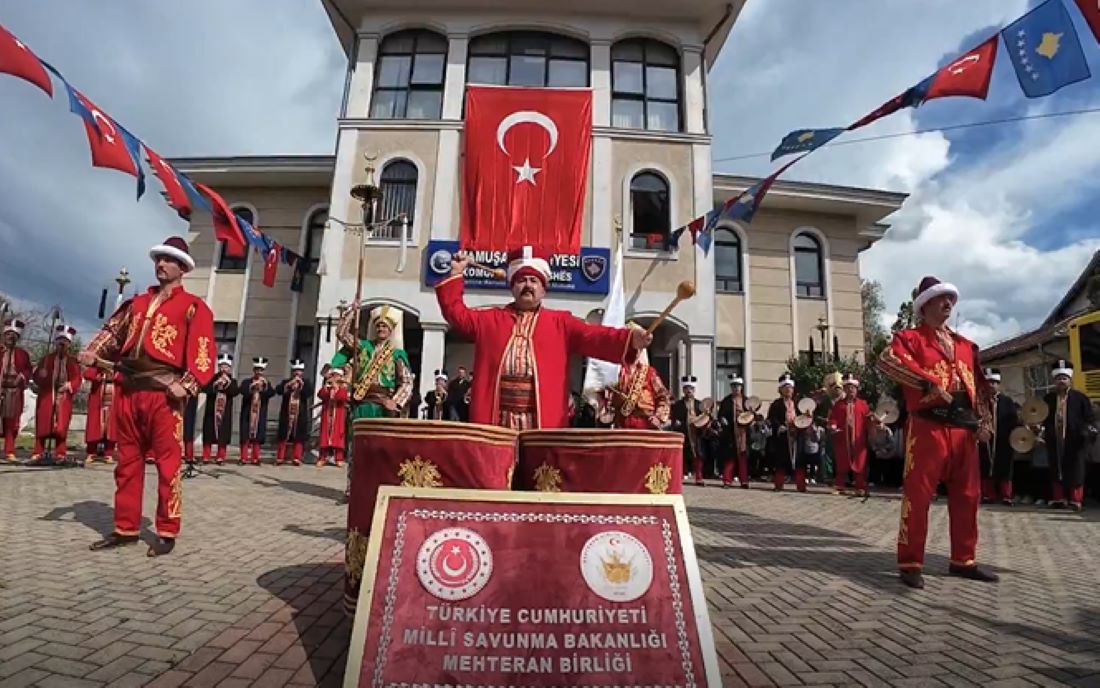 Kosova Türkleri Milli Bayramı etkinliklerinde sahne alan TSK Mehteran Birliği, katılımcılardan yoğun ilgi gördü.