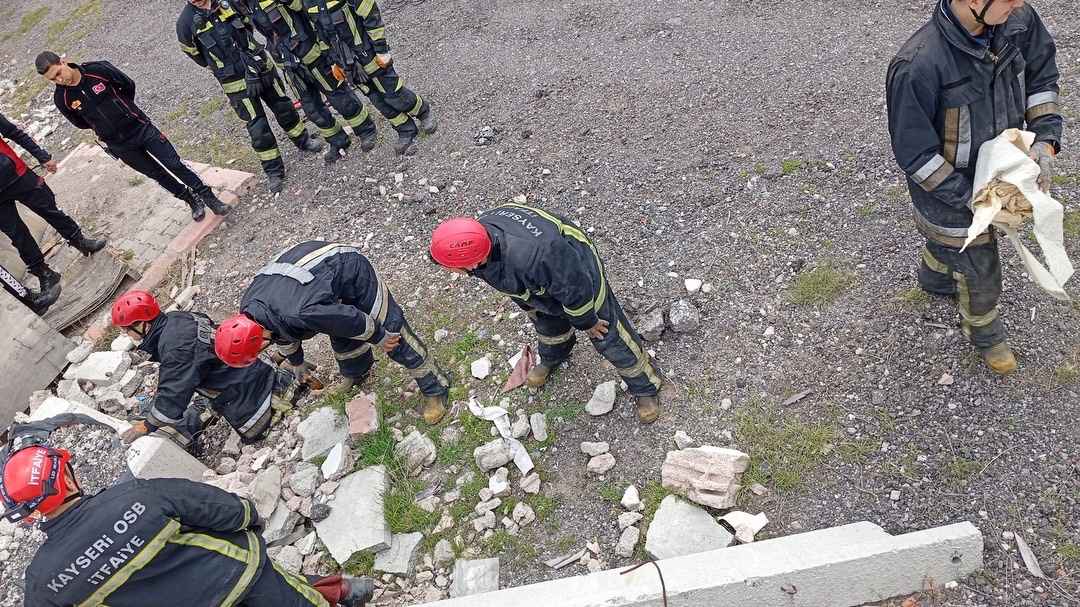 kayseri-osb-itfaiyesi-deprem-hazirliklari-kapsaminda-enkazda-arama-kurtarma-tatbikati-gerceklestirdi-egitime-itfaiyecilik-ogrencileri-de-katildi