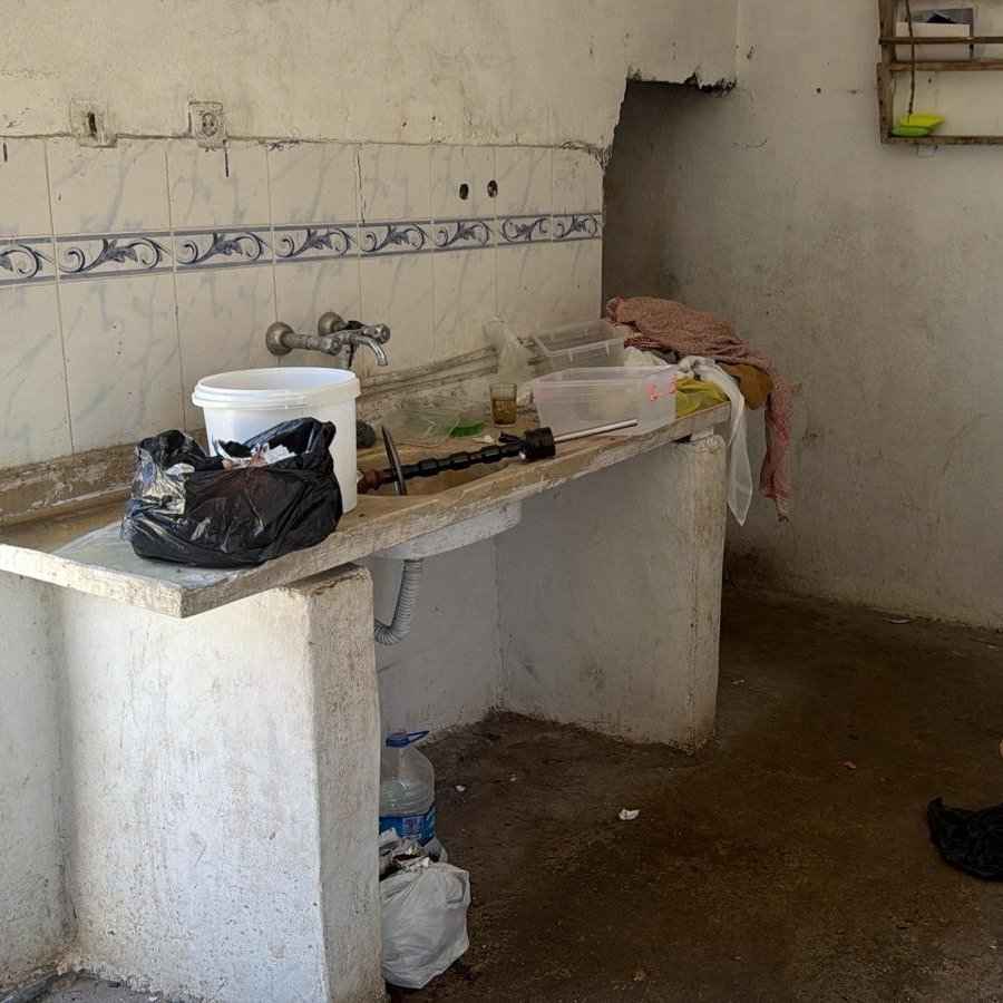 kiliste-peynir-ve-yogurt-uretimi-yapilan-bir-imalathaneye-duzenlenen-denetimde-hijyen-kurallarinin-hice-sayildigi-ortaya-cikti-bocekler-ve-orumcek-aglari-arasinda-uretim-yapildigi-belirlenen-isletmenin-tuvaletin-yaninda-bulundugu-tespit-edildi