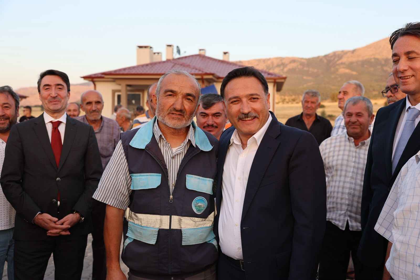 kayseri-valisi-gokmen-cicek-6-subat-depremlerinde-evleri-agir-hasar-goren-ve-afad-tarafindan-hak-sahibi-kabul-edilen-vatandaslar-icin-develi-ilcesinde-insa-edilen-15-afet-konutunun-anahtarlarini-duzenlenen-torenle-teslim-etti