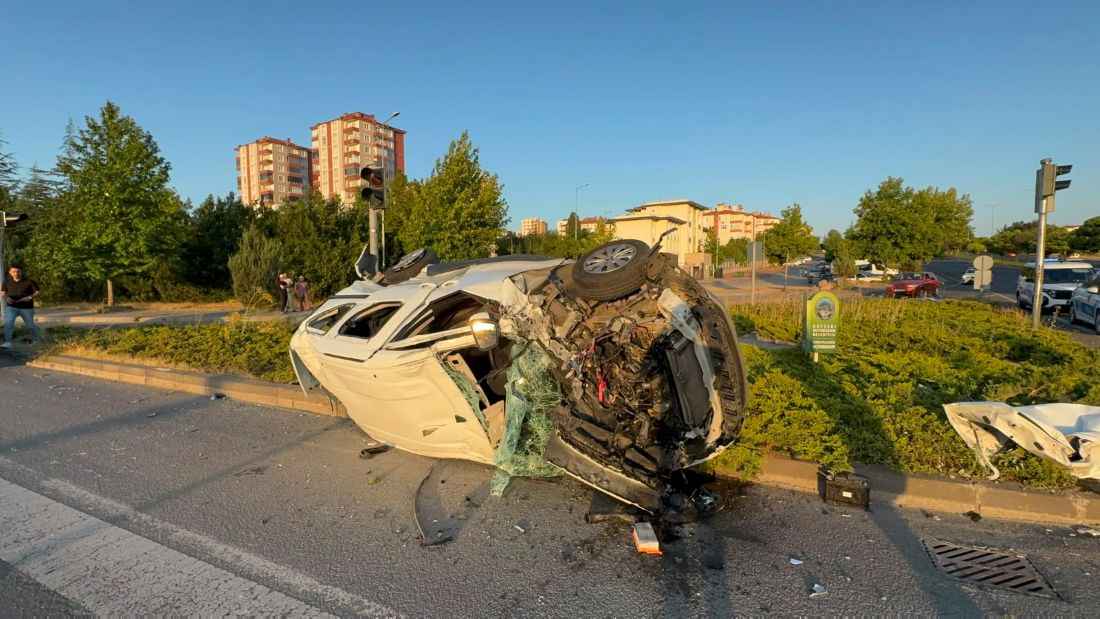 kayseride-hafif-ticari-arac-ile-otomobilin-carpistigi-kazada-4-kisi-yaralandi-yaralilar-saglik-ekiplerinin-ilk-mudahalesinin-ardindan-hastanelere-kaldirilirken-kazayla-ilgili-inceleme-baslatildi