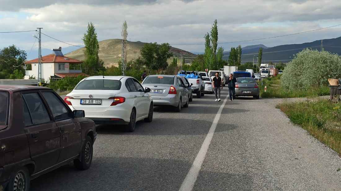 kayserinin-yahyali-ilcesinde-hafif-ticari-arac-ile-otomobilin-carpistigi-kazada-yasamini-yitiren-erciyes-universitesi-tip-fakultesi-ogrencisi-yusuf-kilic-memleketi-sakaryada-gozyaslariyla-son-yolculuguna-ugurlandi