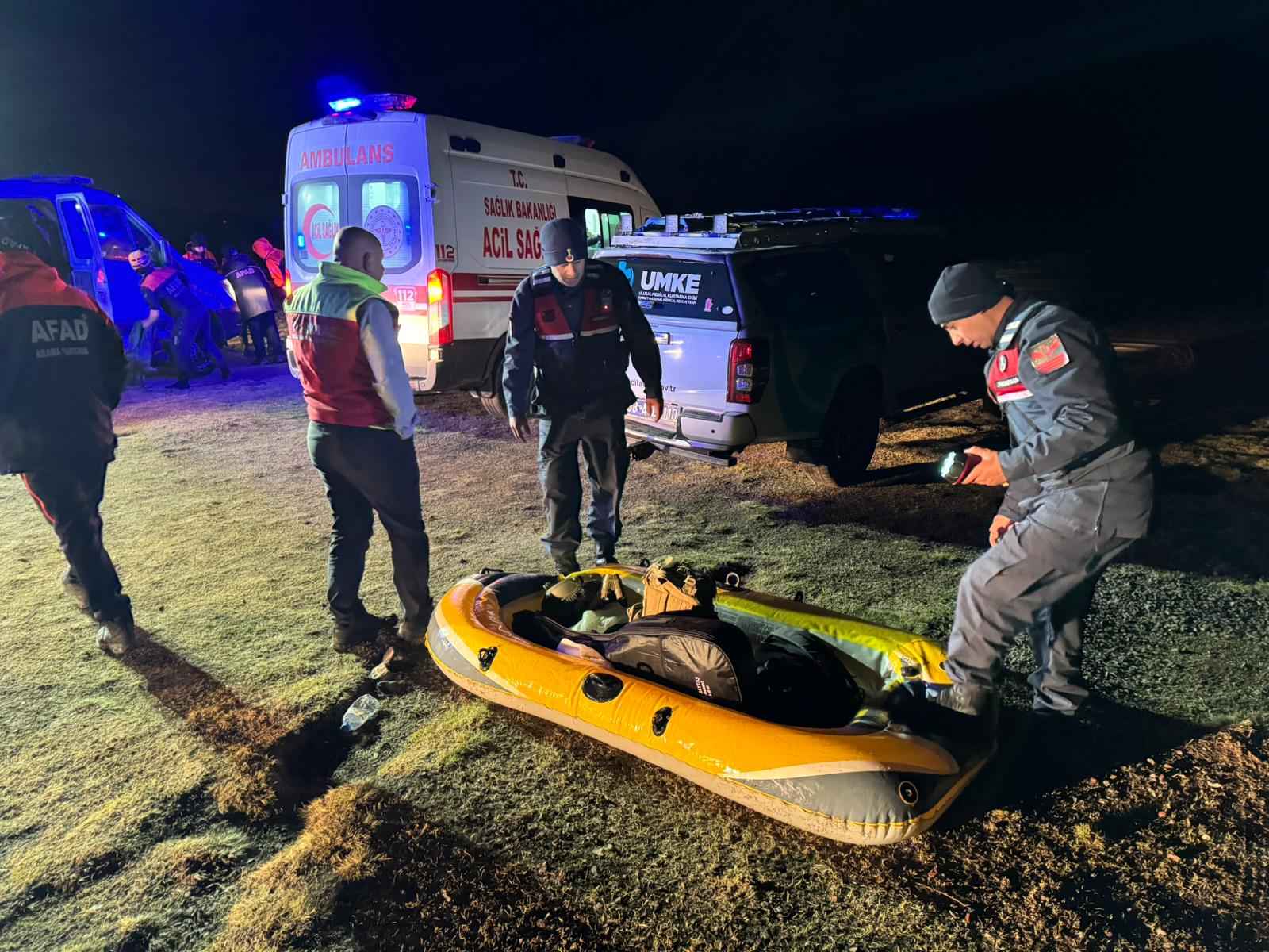 erciyes-kayak-merkezindeki-tekir-goletinde-botla-acilan-3-genc-su-kayagi-tahtasinin-kirilmasi-sonucu-mahsur-kaldi-afad-ve-arama-kurtarma-ekiplerinin-yaklasik-2-saat-suren-calismasiyla-gencler-kurtarildi