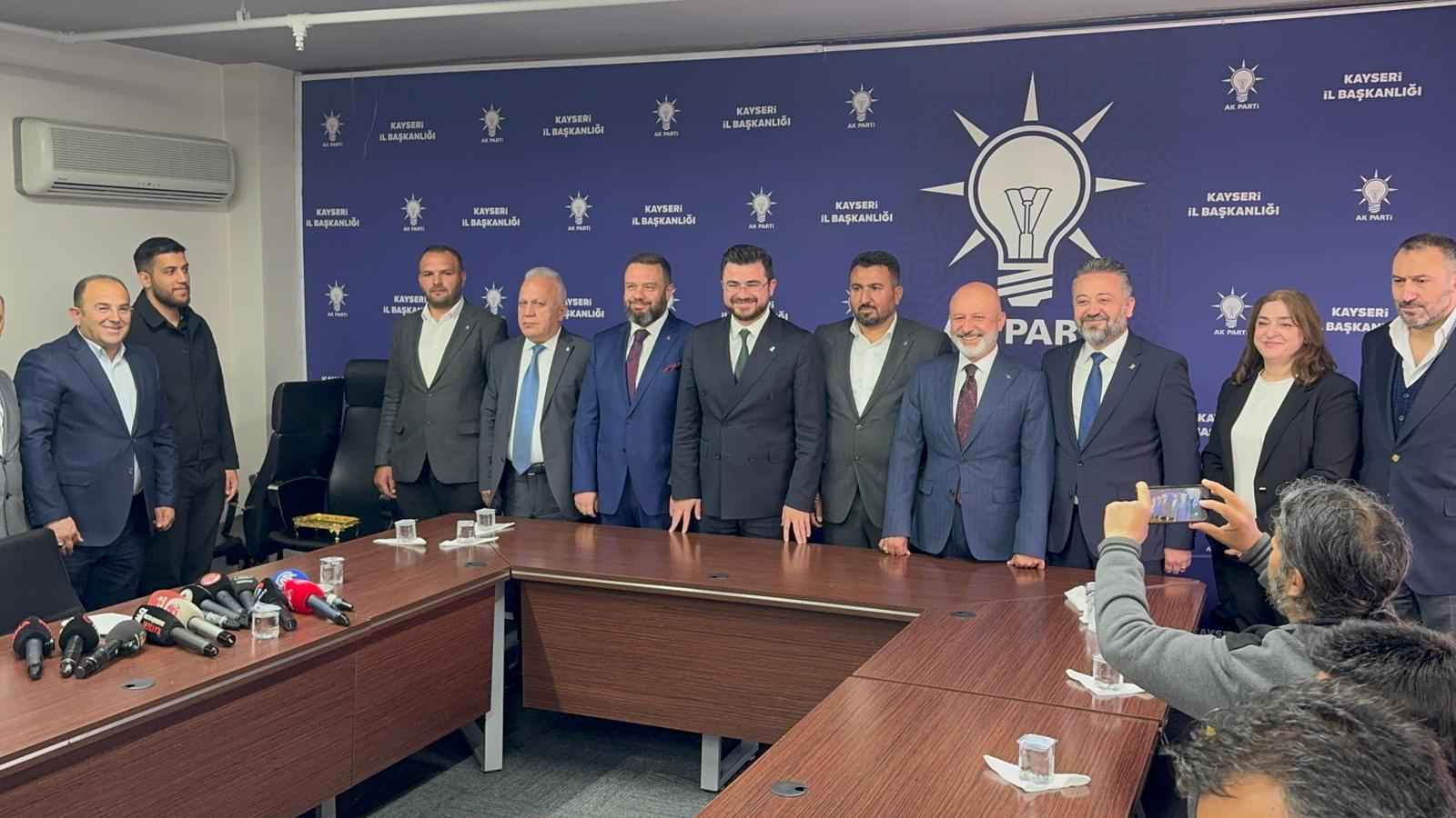 kocasinan-belediyesinde-gorev-yapan-4-meclis-uyesi-yeniden-refah-partisinden-ayrilarak-adalet-ve-kalkinma-partisi-saflarina-gecti-torende-konusan-mehmet-kuscu-kararin-sehre-daha-verimli-hizmet-sunma-amaciyla-alindigini-soyledi