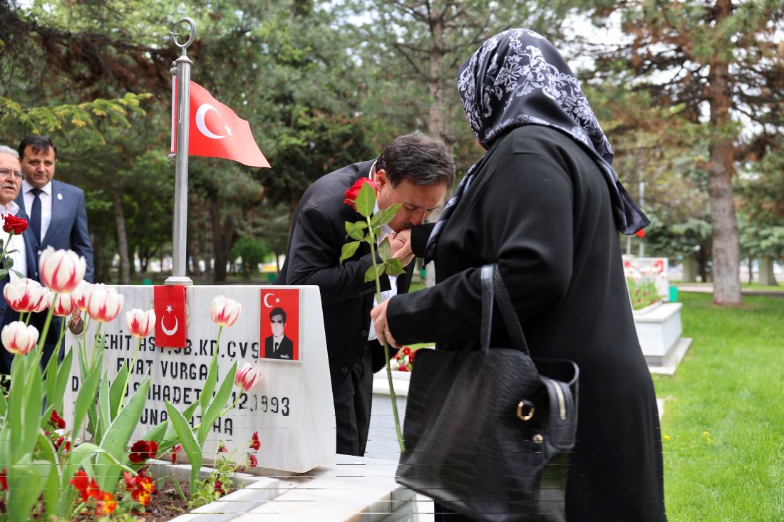  Vali Çiçek ve Başkan Büyükkılıç, şehit annelerinin Anneler Günü’nü tek tek kutladı, onların acılarına ortak oldu.