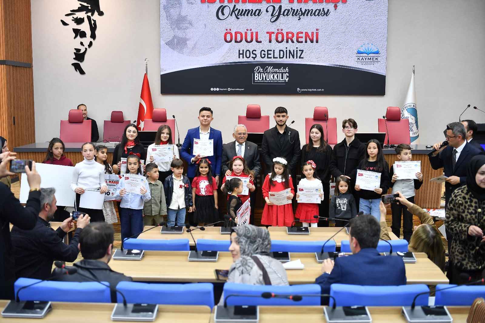 kaymekin-duzenledigi-istiklal-marsi-okuma-yarismasinda-dereceye-giren-ogrencilere-odullerini-memduh-buyukkilic-verdi