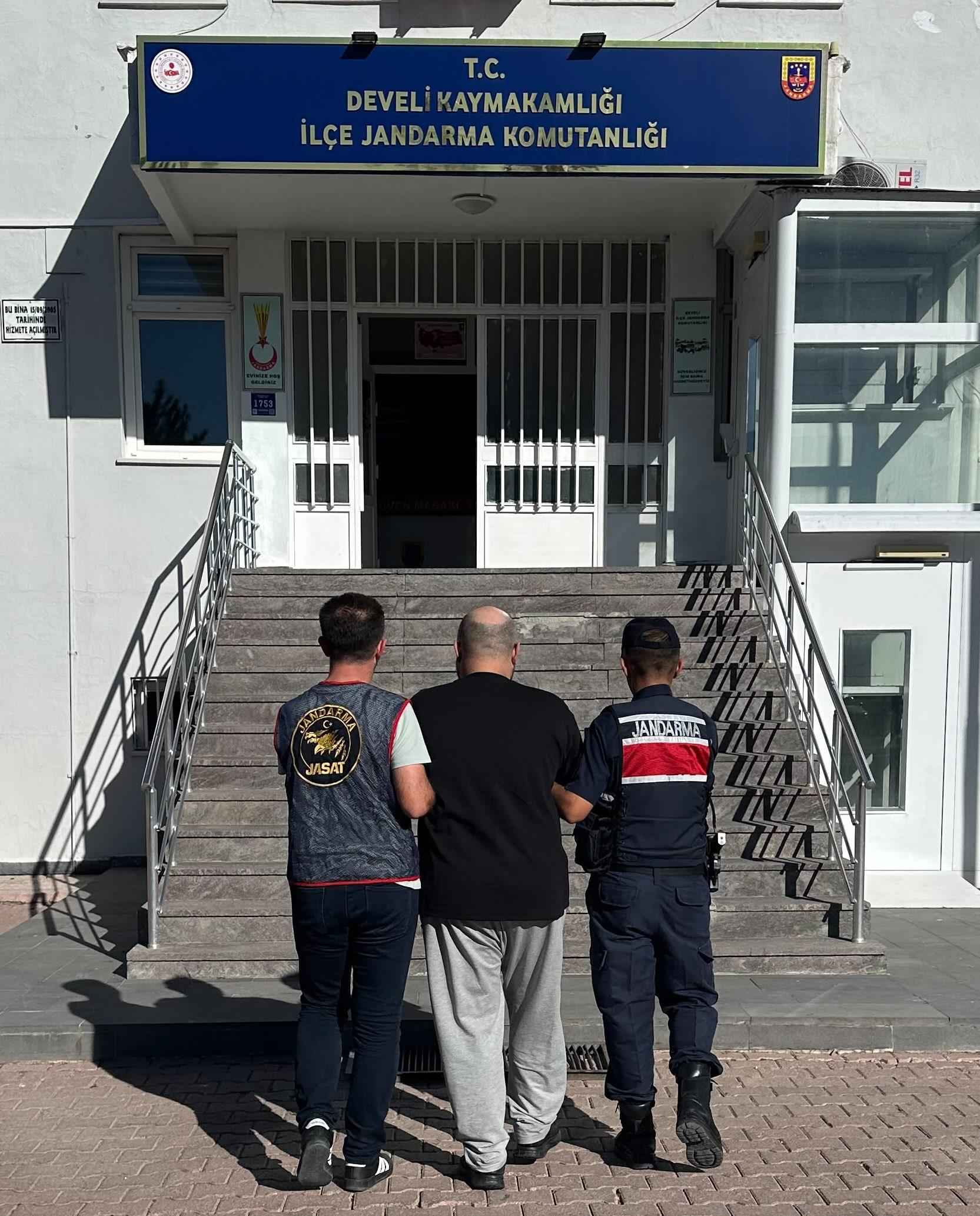 develide-hakkinda-15-yil-kesinlesmis-hapis-cezasi-bulunan-ve-5-yildir-aranan-lg-jandarma-ekiplerinin-operasyonuyla-yakalandi-suphelinin-saklandigi-adreste-yapilan-aramada-uyusturucu-maddeler-ve-kenevir-ele-gecirildi