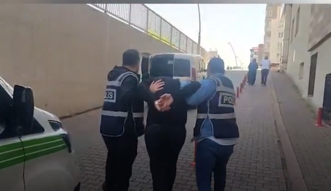 Kayseri İl Emniyet Müdürlüğü Asayiş Şube Müdürlüğü Aranan Şahıslar Büro Amirliği ekipleri, hakkında kesinleşmiş hapis cezası bulunan bir şahsı yakaladı.