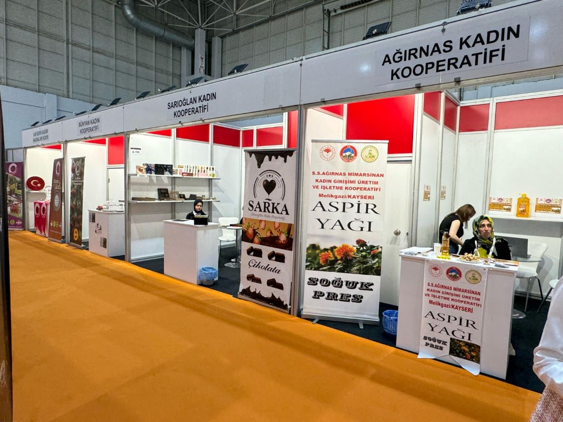 Vali Gökmen Çiçek’in önderliğinde kurulan kadın kooperatifleri, Gaziantep’te düzenlenen Uluslararası Gıda ve Gıda Teknolojileri Fuarı’nda büyük bir başarıya imza atarak ulusal ve uluslararası ziyaretçilerin ilgisini çekti.