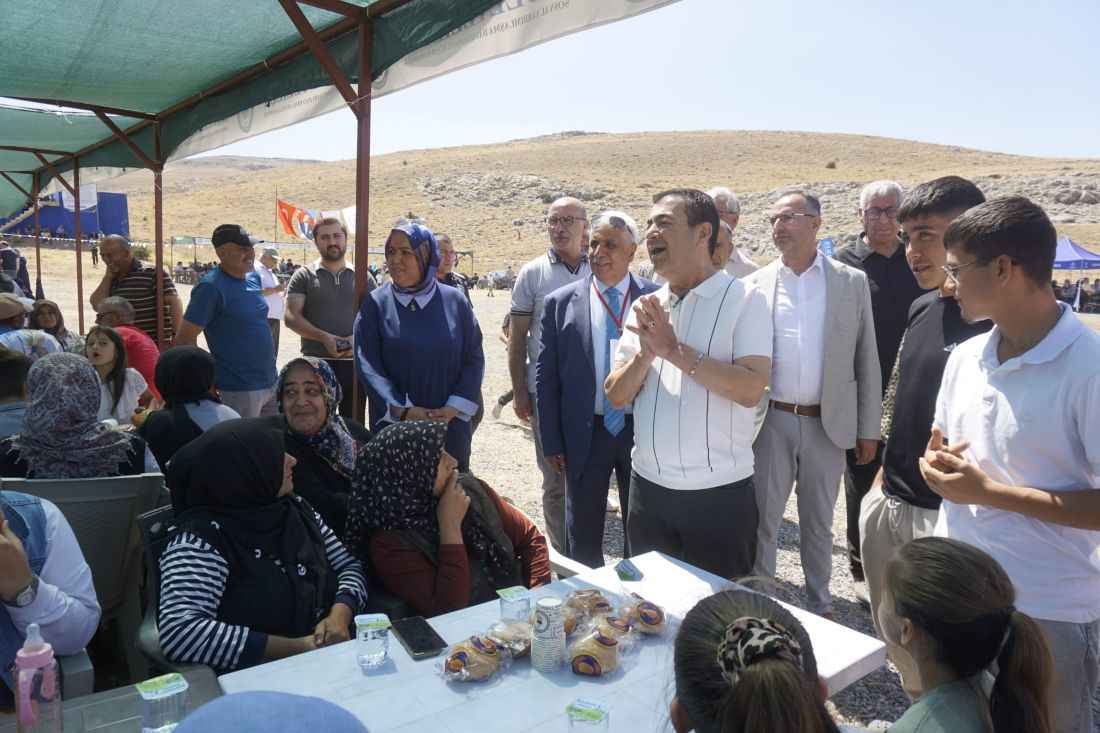 kayserinin-bunyan-ilcesine-bagli-yunoren-mahallesinde-bu-yil-4uncusu-duzenlenen-geleneksel-koleteliler-pilav-senligi-yogun-katilimla-gerceklestirildi-farkli-kentlerde-ve-yurt-disinda-yasayan-koleteliler-senlikte-bir-araya-gelerek-hasret-giderdi